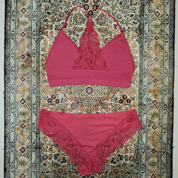 🦋🌹2 Lace Bralettes & Bottoms - Picture 3 of 7